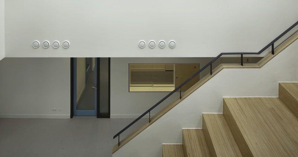 Plexwood®, Van Brienenoord openbare basisschool, trap detail met leuning van berken samengesteld gestapeld multiplex parketstrook