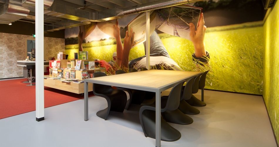 Plexwood® openbare bibliotheek Vianen, leestafels in metalen frame gemaakt van decoratieve grenen fineren