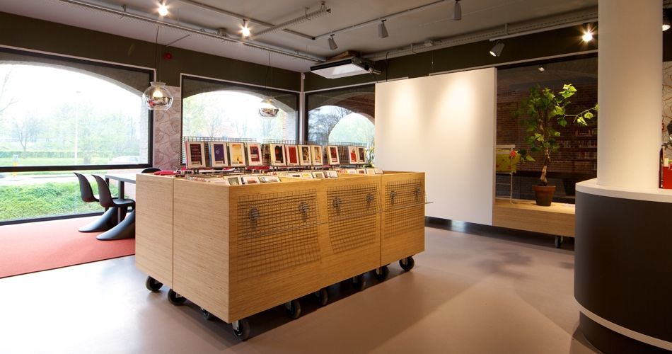 Plexwood® Vianen openbare bibliotheek, grenen boek- en kunstdisplay meubels en leestafels van gelaagd multiplex