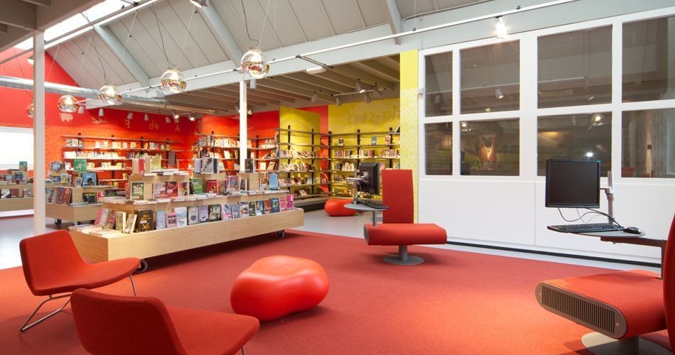 Plexwood® openbare bibliotheek Vianen, display element op wielen gemaakt van gestapelde multiplex fineren van Maltees grenenhout