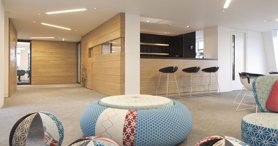 Plexwood® Publicis Baker Street HQ lounge area with bespoke plywood birch bar element
