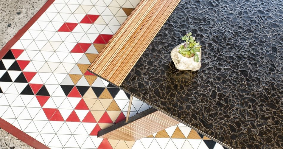Plexwood® Skye & Walker Meranti multiplex design details in meubels en tafelbladen
