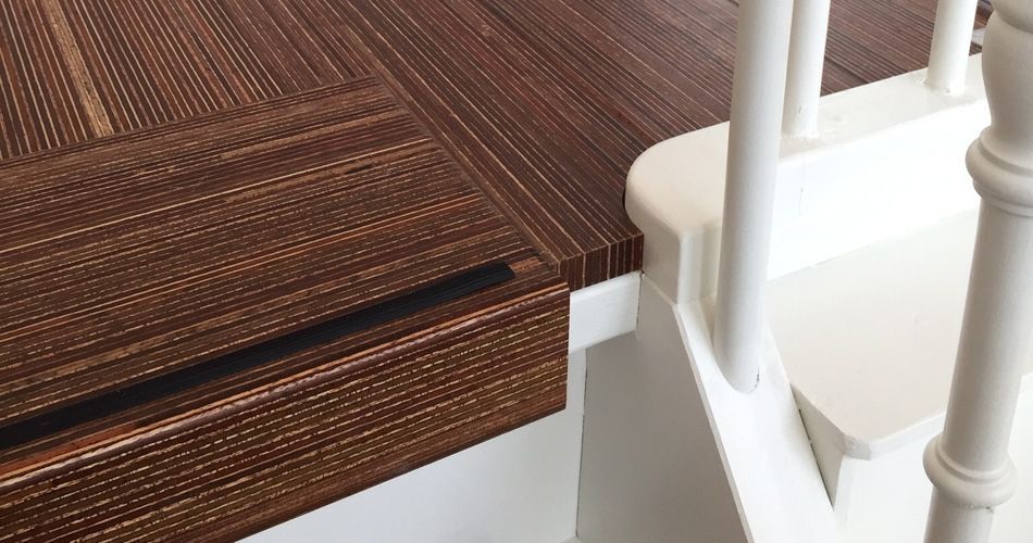 Plexwood® Meranti Boden und Treppe zur oberen Ebene des Apartements in Amsterdamer